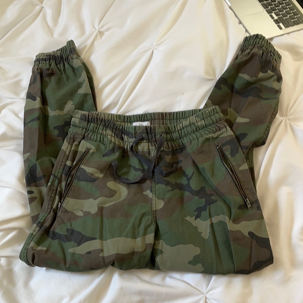 Aritzia camo joggers